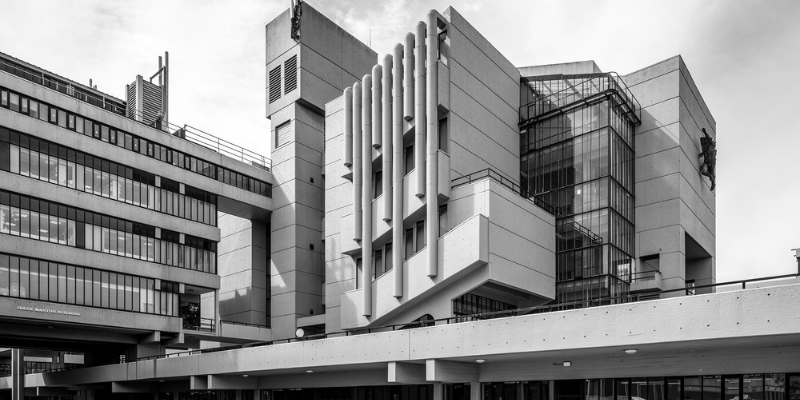 Black and white photograph of the Roger Stevens Building at the University of Leeds.