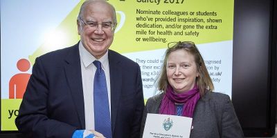 Beth Parry receiving award from Vice-Chancellor